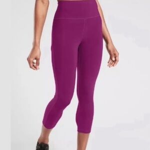 Like new! Athleta Ultimate Stash Pocket Capri Legging